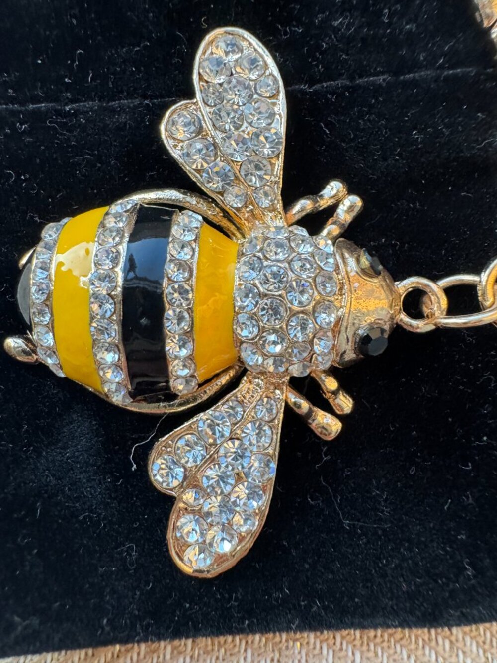 Beautiful Rhinestone Bee Key Ring - Picture 2 of 5